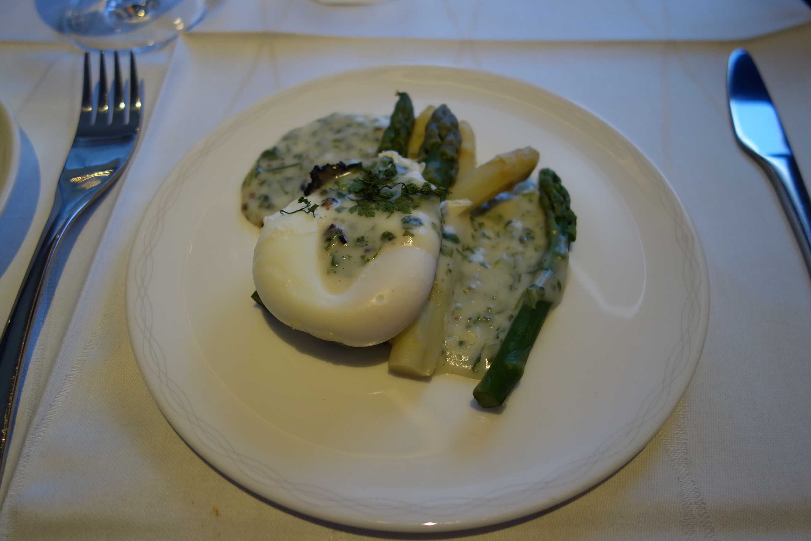 Asparagus with poached egg in truffle sauce