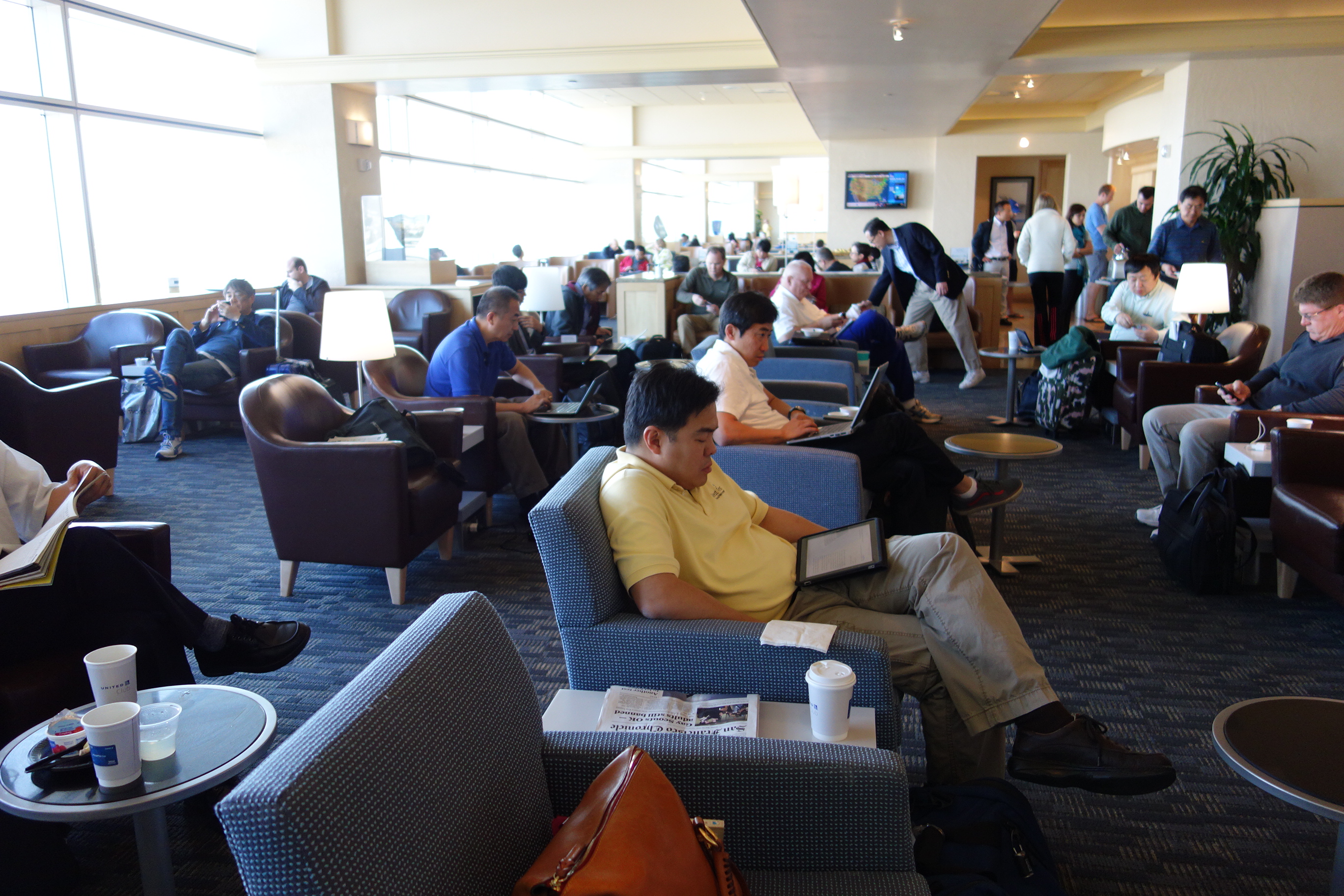 Crowded United Club. Hard to find a place to sit!