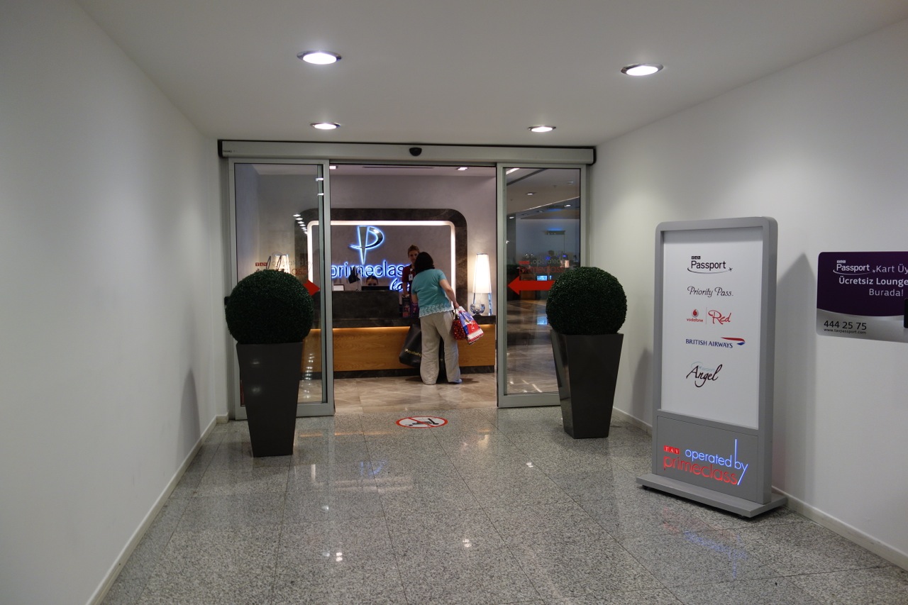 Entrance to the lounge 