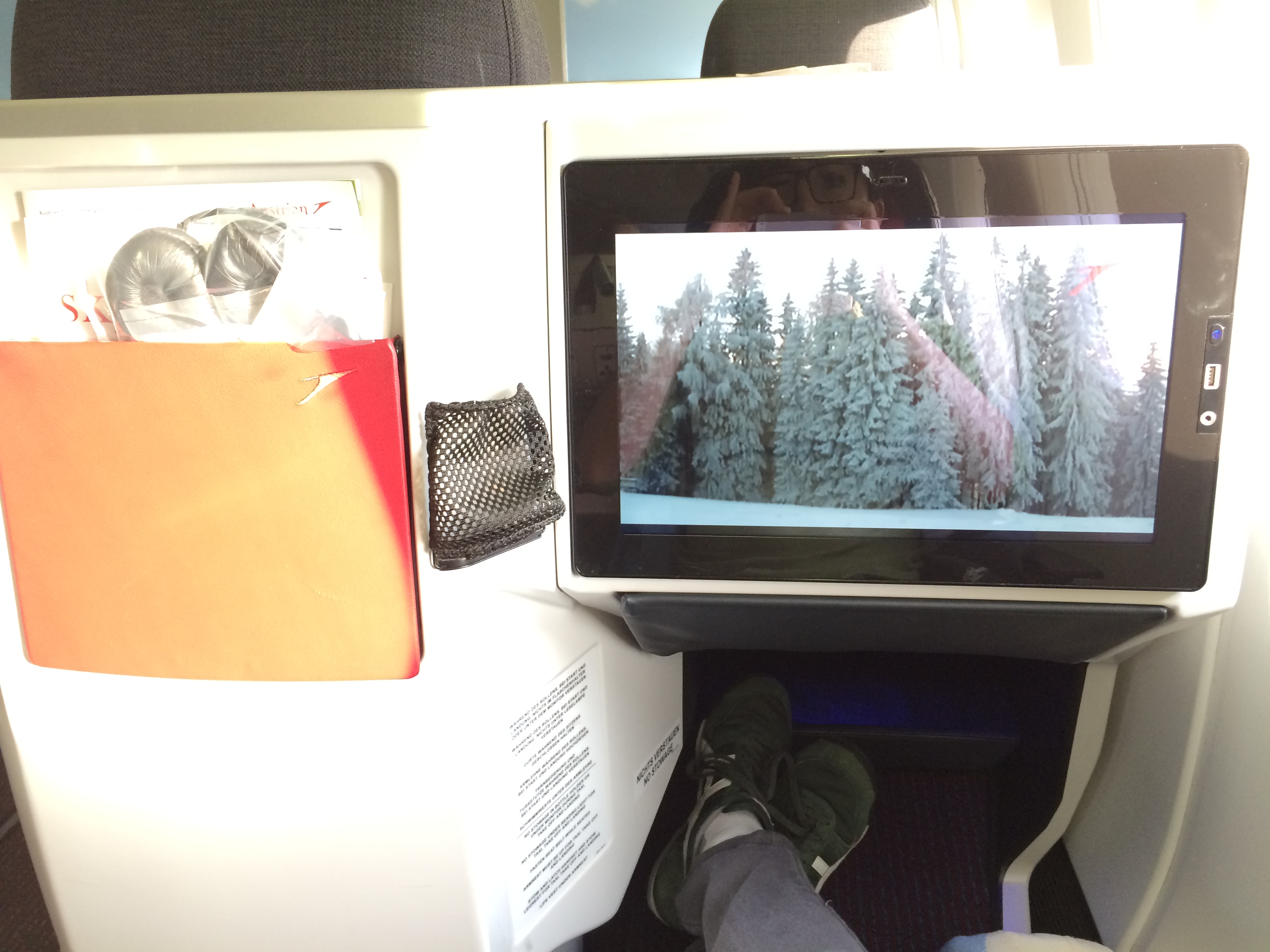 In-flight entertainment screen