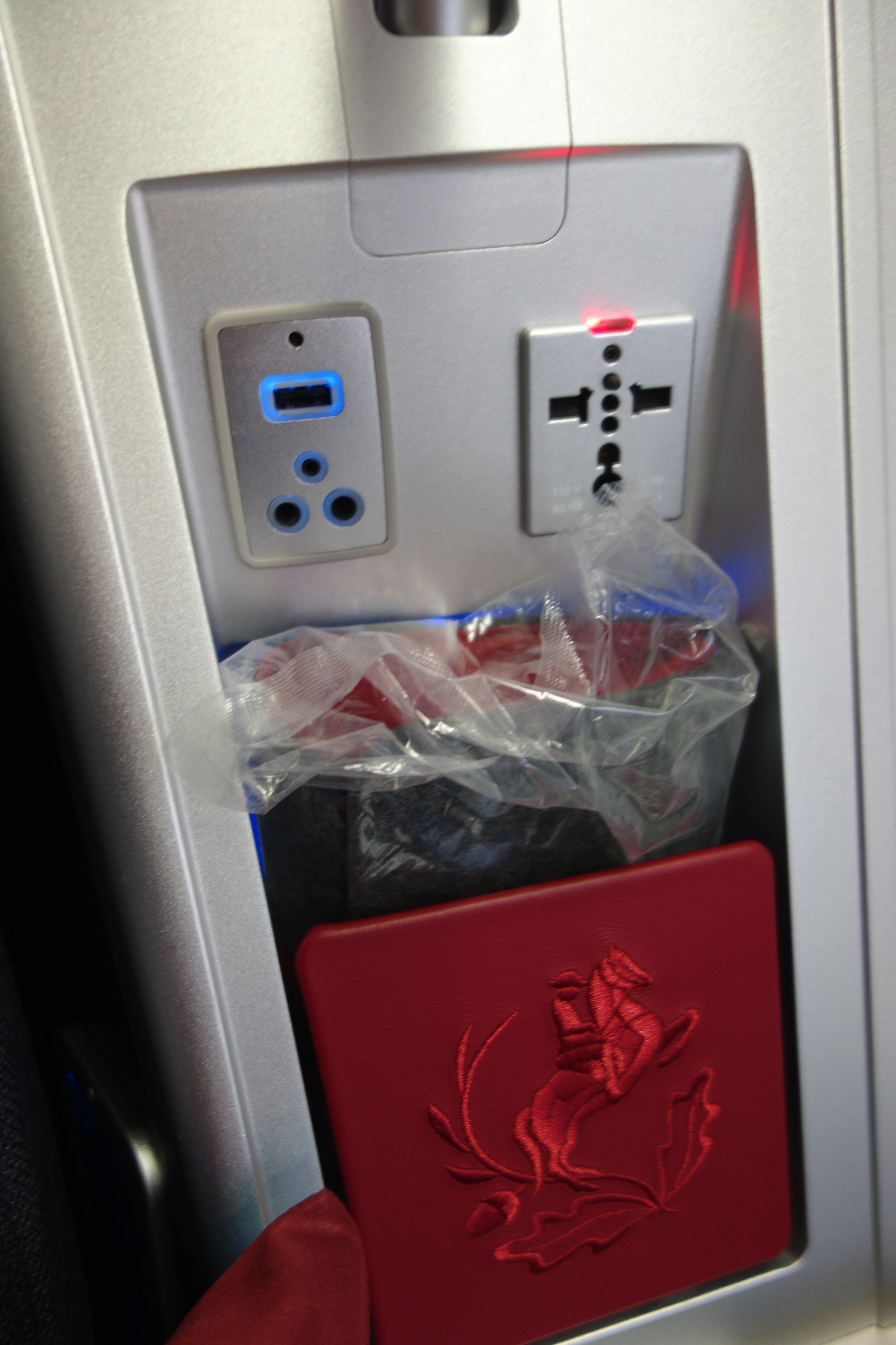 In-flight power and amenity kit