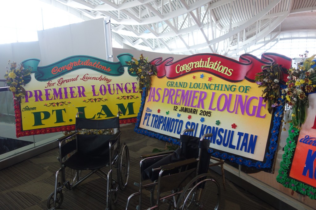 Congratulatory signs for the reopening of the lounge