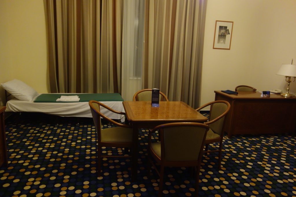 Added bed and table in suite
